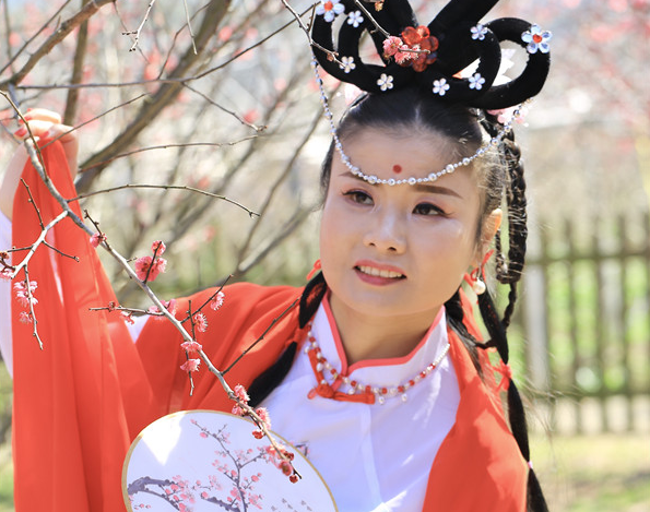 百果园里春意浓，梅韵飘香游人醉