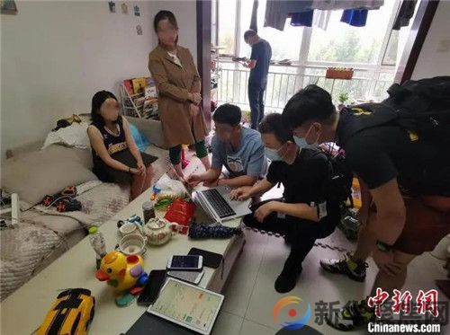 夫妻卖盗版《扫黑风暴》月入7万，逮捕了！(图1)
