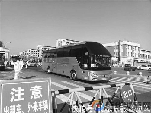 13日,在大连庄河市大学城,大巴车正在将相关人员转运至集中隔离点(1) 13日,在大连庄河市大学城,大巴车正在将相关人员转运至集中隔离点(1)