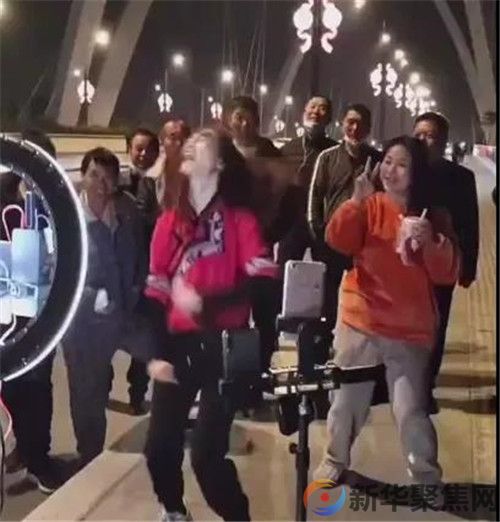 网红扎堆直播导致拥堵，太尬了(图1)