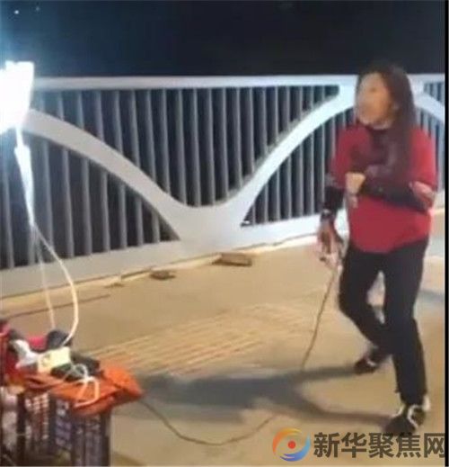 网红扎堆直播导致拥堵，太尬了(图3)