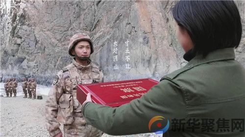 喀喇昆仑山谷里，他们对着这面特殊的国旗宣誓！(图3)