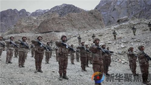 喀喇昆仑山谷里，他们对着这面特殊的国旗宣誓！(图4)