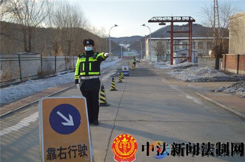 柴河分局交警大队组织开展红蓝对抗实战演练(图1)