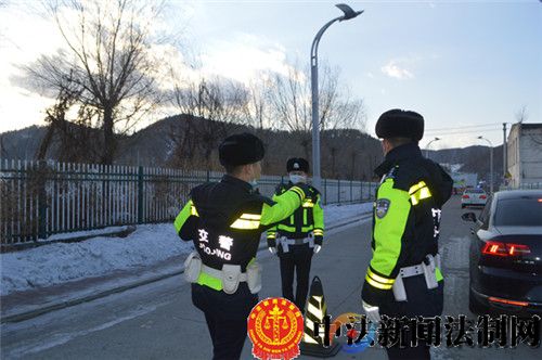 柴河分局交警大队组织开展红蓝对抗实战演练(图2)