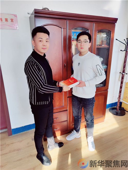 大连瓦房店：西杨乡第一书记纪长伟召开返乡青年座谈会(图2)