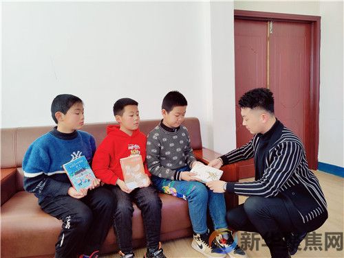 大连瓦房店：西杨乡第一书记纪长伟为孩子“假期充电”(图2)