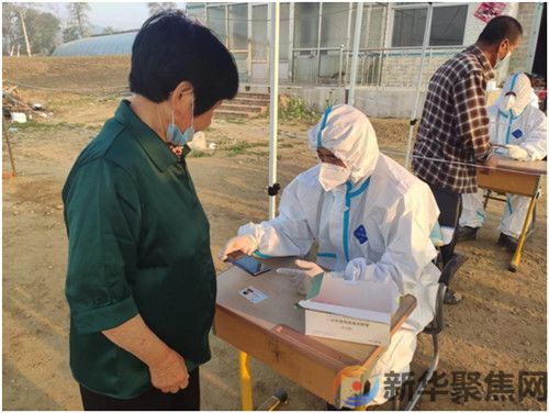 脱下军装  穿上防护服    回乡探亲  化身防疫志愿者(图2)