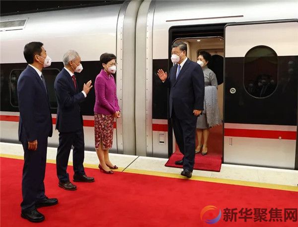 习近平抵达香港出席庆祝香港回归祖国25周年大会暨香港特别行政区第六届政府就职典礼并对香港进行视察(1)