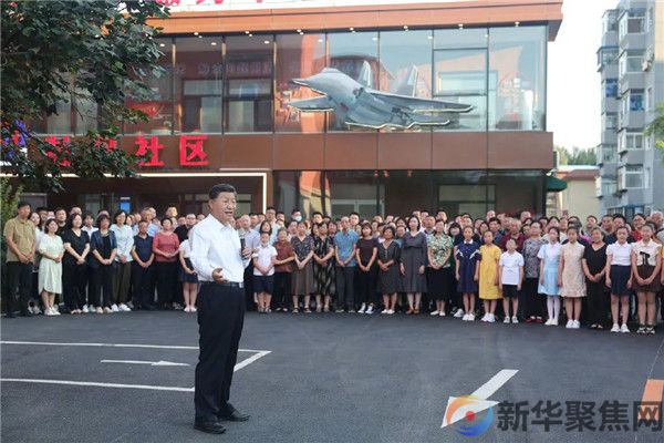 习近平：党始终在人民身边(图6)