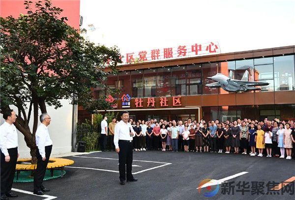 习近平：党始终在人民身边(图7)