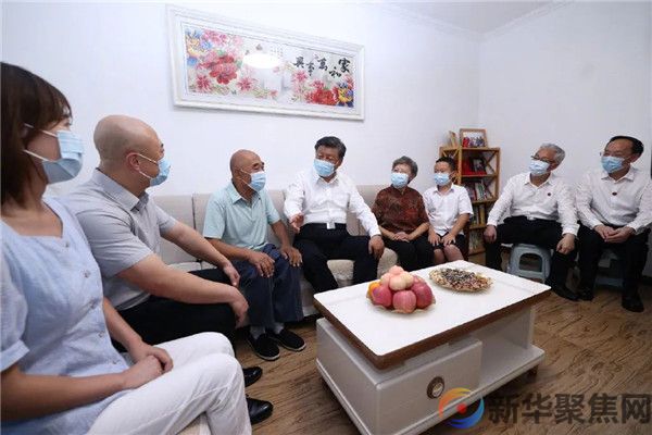 习近平：党始终在人民身边(图5)