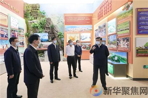 习近平参观“奋进新时代”主题成就展：踔厉奋发勇毅前行团结奋斗 夺取中国特色社会主义新胜利(图1)