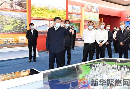 习近平参观“奋进新时代”主题成就展：踔厉奋发勇毅前行团结奋斗 夺取中国特色社会主义新胜利(图2)