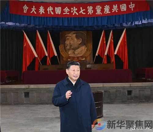 习近平带领中共中央政治局常委赴陕西延安瞻仰延安革命纪念地(图1)