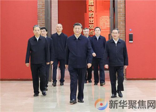 习近平带领中共中央政治局常委赴陕西延安瞻仰延安革命纪念地(图6)