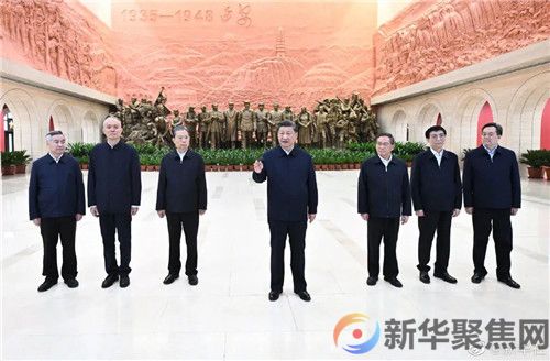 习近平带领中共中央政治局常委赴陕西延安瞻仰延安革命纪念地(图7)