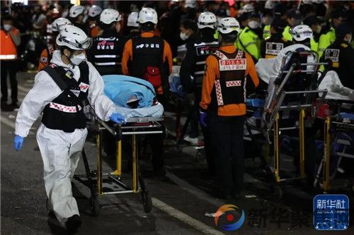 韩国首尔发生踩踏事故，至少146人死亡(2)