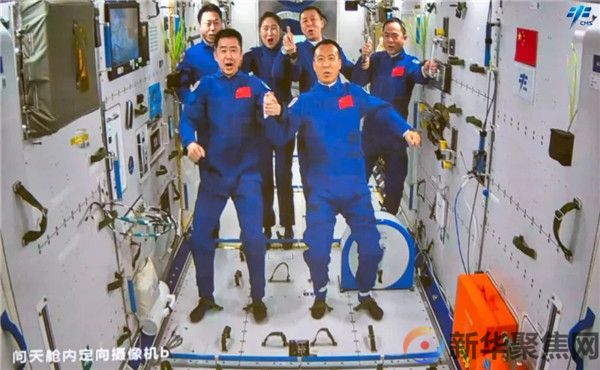 中国航天员“太空会师”！