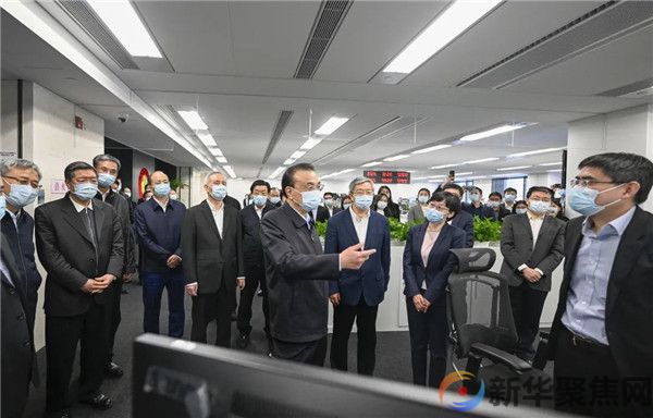 李克强考察人民银行、外汇管理局并主持召开座谈会(图1)