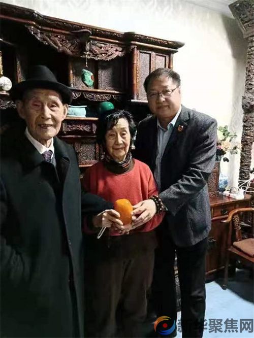 徐伯荣先生 93 岁专程访宝贝阿姨(图1)