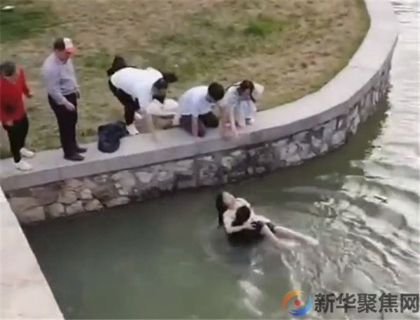 “黑衣”政法委干部想跑，网友不答应