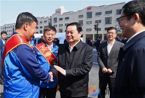 郝鹏在大连看望一线建设者和产业工人 向全省广大干部群众致以节日的祝贺和诚挚的慰问(1)