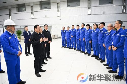 郝鹏在大连看望一线建设者和产业工人 向全省广大干部群众致以节日的祝贺和诚挚的慰问(2)
