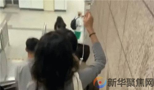 举吊瓶赶地铁的女生被指传播病毒？别再以阴谋论看人！(图1)