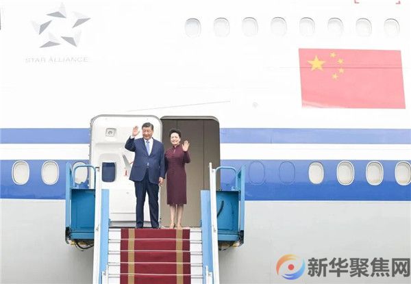 习近平抵达河内对越南进行国事访问