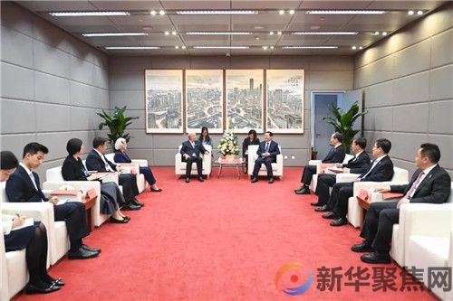 郝鹏李乐成会见世界经济论坛主席施瓦布