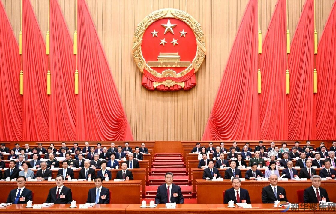 十四届全国人大三次会议在京开幕 习近平等在主席台就座