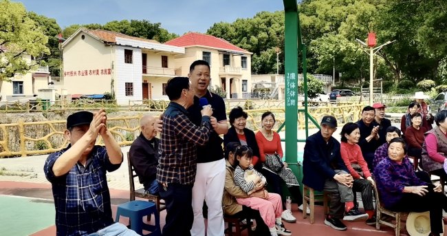 送戏下乡迎五一 情暖红区留守老人(3)