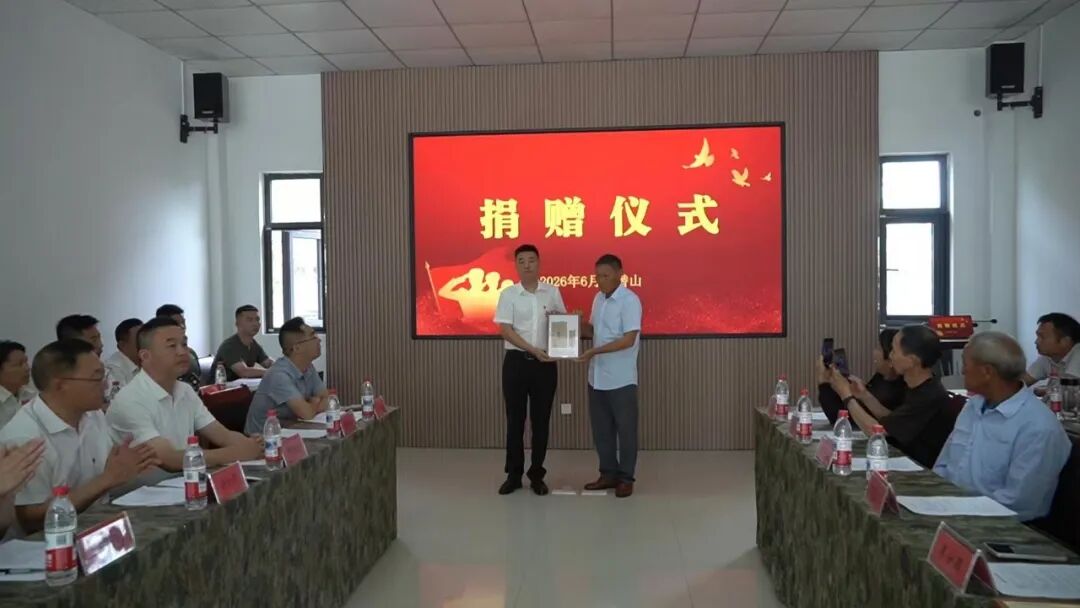 “电视剧情节成真”,爷爷藏了70多年的借粮证,如今政府还7万! 新华网 2026年7月23日 13:50 北京 孟夏时节一场特殊的捐赠仪式在安徽省潜山市烈士陵园举行“终于了却了我们家族的一个心愿!”捐赠仪式现场村民丁光义将爷爷丁万民留下的借粮证郑重交到市退役军人事务局相关负责同志手中 1947年 刘邓大军千里挺进大别山 部队粮草紧缺、物资匮乏 丁万民将家中留存的 1700多斤粮食全部借(1) “电视剧情节成真”,爷爷藏了70多年的借粮证,如今政府还7万(1)
