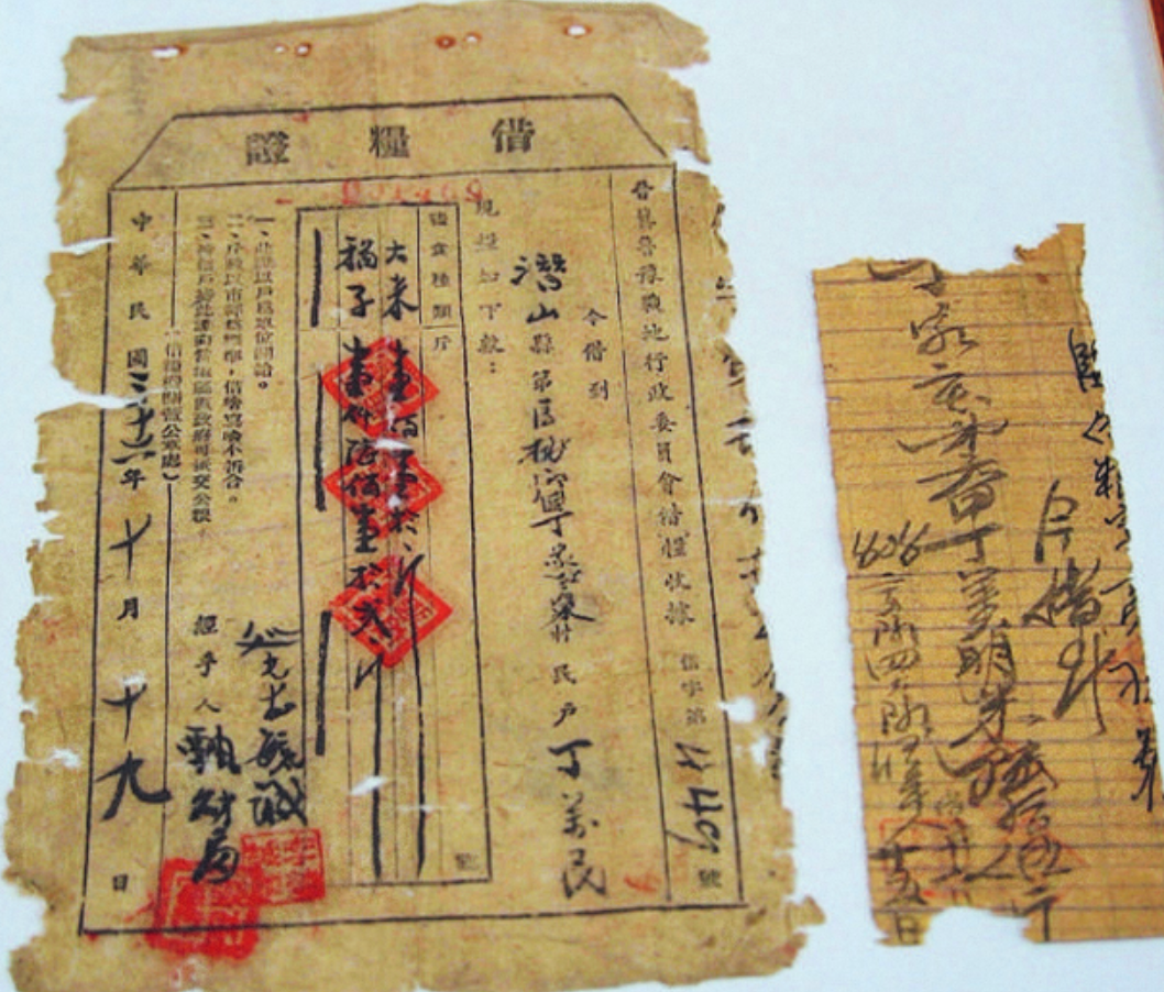 “电视剧情节成真”,爷爷藏了70多年的借粮证,如今政府还7万! 新华网 2026年7月23日 13:50 北京 孟夏时节一场特殊的捐赠仪式在安徽省潜山市烈士陵园举行“终于了却了我们家族的一个心愿!”捐赠仪式现场村民丁光义将爷爷丁万民留下的借粮证郑重交到市退役军人事务局相关负责同志手中 1947年 刘邓大军千里挺进大别山 部队粮草紧缺、物资匮乏 丁万民将家中留存的 1700多斤粮食全部借(2) “电视剧情节成真”,爷爷藏了70多年的借粮证,如今政府还7万(2)