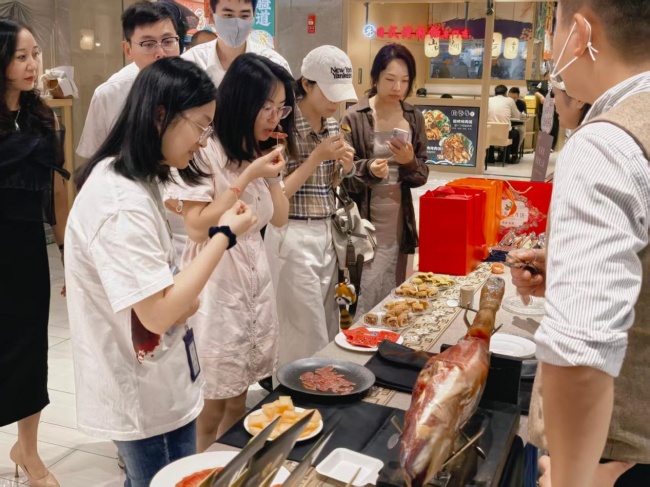 跨越千里之约,彩云宣携滇东北非遗“老浦家”宣威火腿进驻苏州(3) 跨越千里之约,彩云宣携滇东北非遗“老浦家”宣威火腿进驻苏州(3)