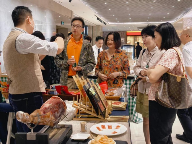 跨越千里之约,彩云宣携滇东北非遗“老浦家”宣威火腿进驻苏州(1) 跨越千里之约,彩云宣携滇东北非遗“老浦家”宣威火腿进驻苏州(1)