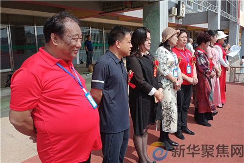 大连瓦房店隆重举办  “百城舞动党旗红  万人唱响爱国情”大型广场传旗活动   