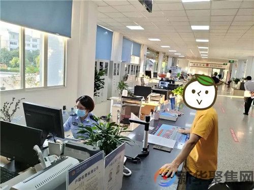男子为改身份证上的俩字，竟怒扇民警耳光……拘了！(图3)